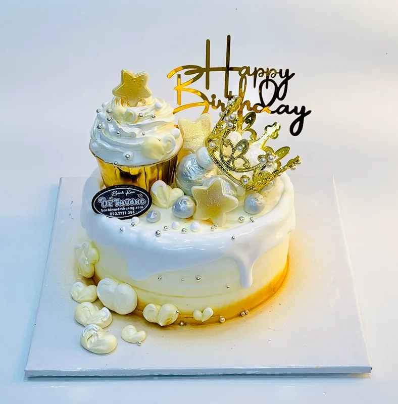 banh-kem-vuong-niem-mau-vang-cupcake