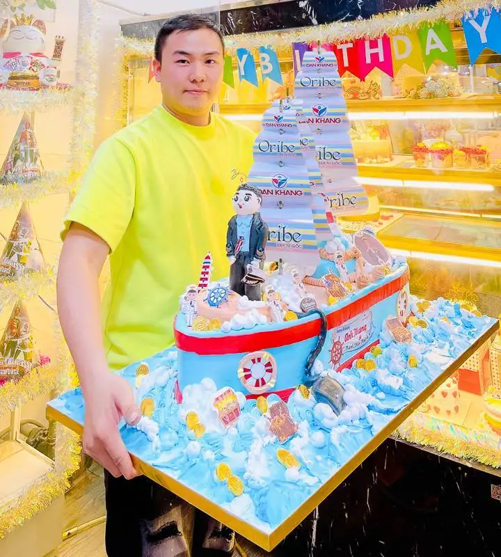 banh-kem-chiec-thuyen-khung-lo