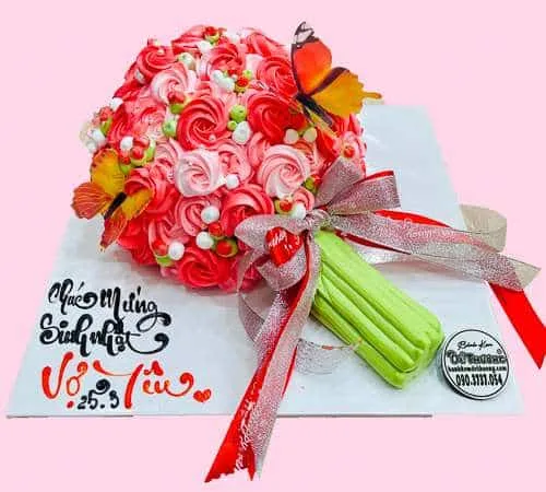 bánh kem bó hoa hồng đỏ xinh xắn