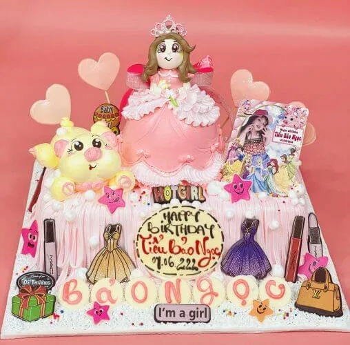 bánh kem búp bê và heo mini dễ thương